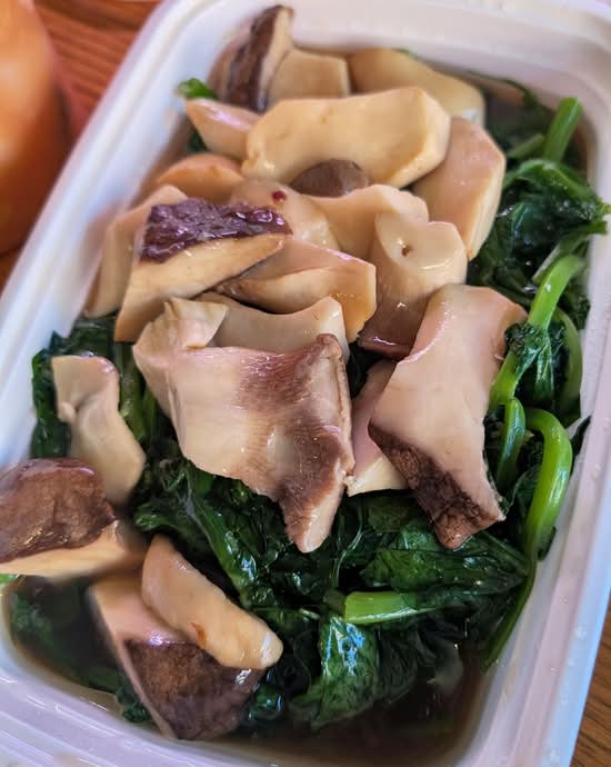 K9皇子菇扒豆苗 Stir Fried Snow Pea Leaves with King Mushroom